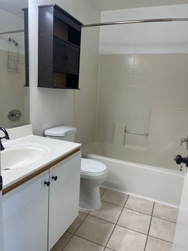 Building Photo - Small home with all appliances!