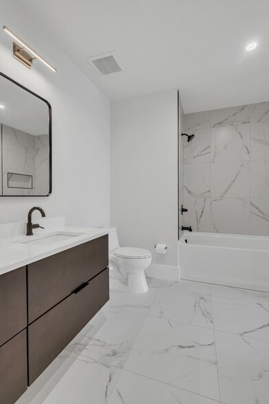 Building Photo - 321 31st Ave N