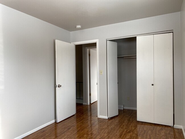 Building Photo - Cozy 3 Bed/1.5 Bath Duplex with Fenced Yard and 1 Car Garage