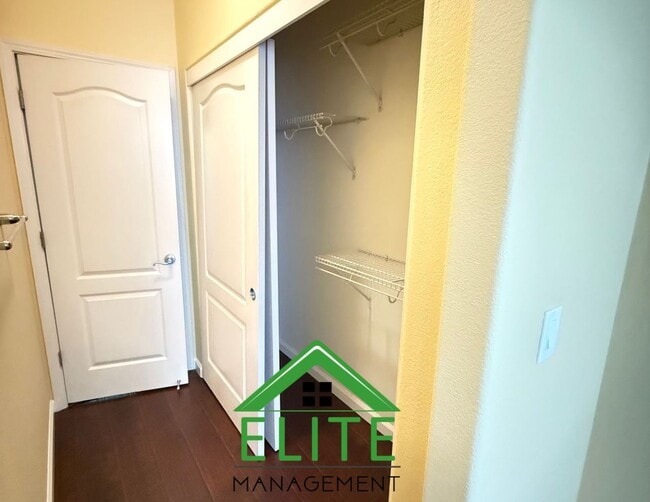 Building Photo - **Spacious and Updated Townhome in Desirab...