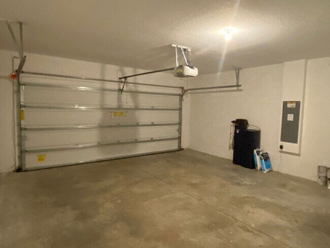 Building Photo - 3 Bedroom 2 Bath Home in Orchid Terrace for RENT!