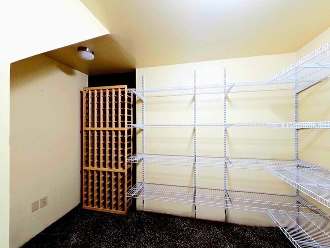 Building Photo - Large 4 Bed, 2 Bath in Desirable East Wena...