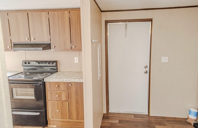 Building Photo - 565 Mustang Dr