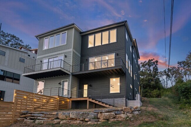 Building Photo - "Spacious 4-Bed, 4-Bath Gem in Nashville -...