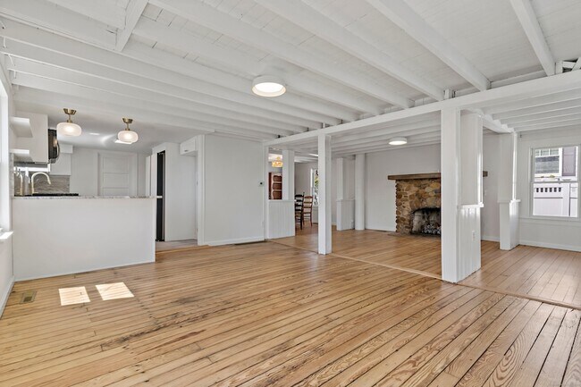 Building Photo - 14 2nd Ave