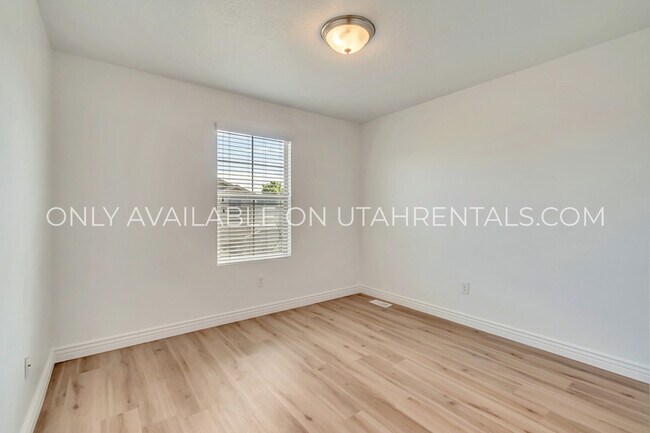 Building Photo - 142 W 3360 N