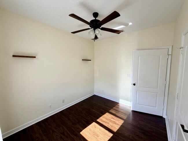 Building Photo - "Charming 3-Bed, 2-Bath Oasis in Wellington's Heart – 1060 Sqft of Comfort Awaits!"