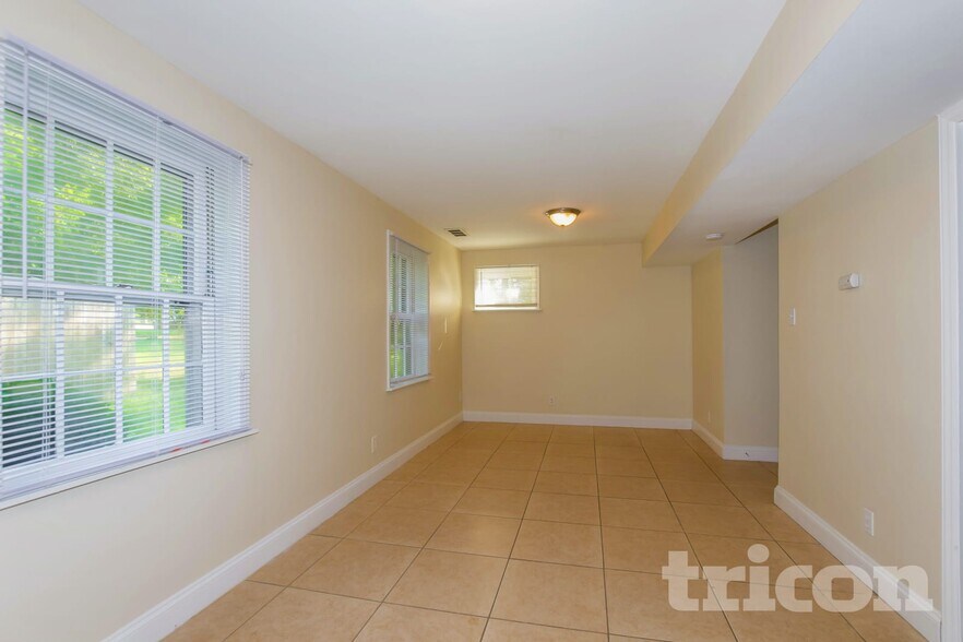 Building Photo - 4200 Gladstone Ln