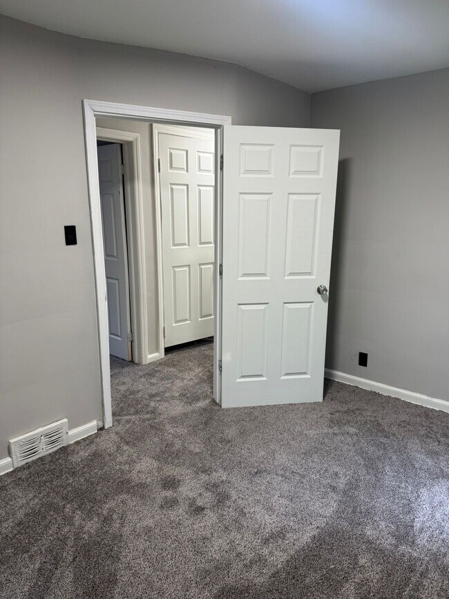 Building Photo - Comfortable 3-Bedroom Rental on Elmdale St...