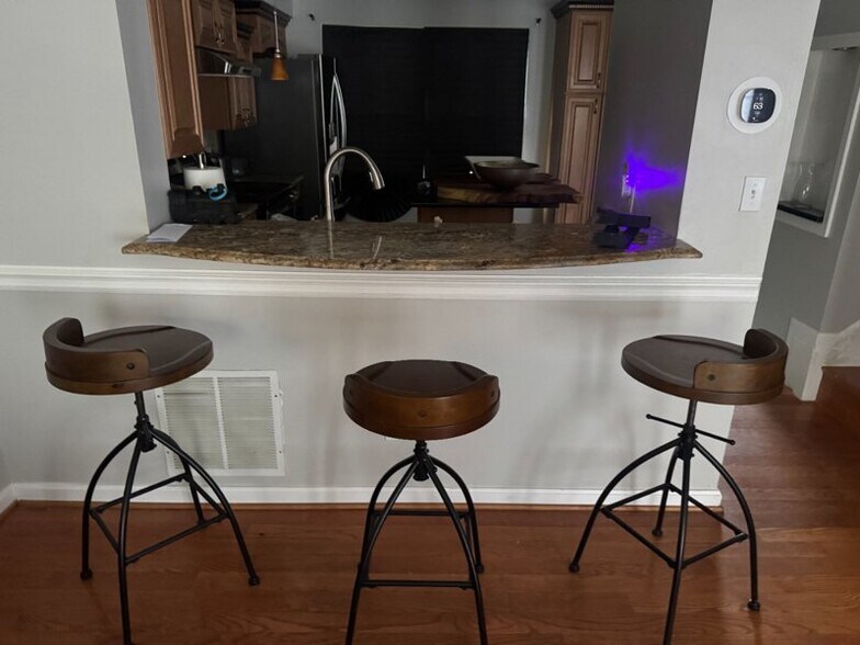 Building Photo - 1913 Newhaven Dr