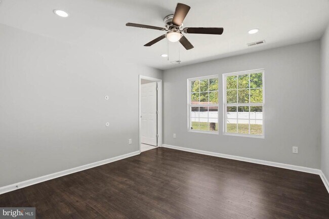 Building Photo - 283 Shorewood Dr