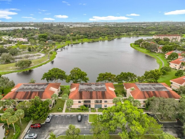 Building Photo - Gorgeous 3 bedroom Corner Unit with Lake view in Coconut Creek
