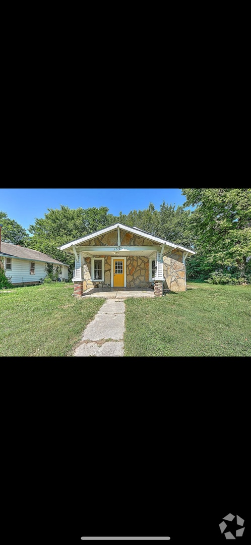 Building Photo - Available Now! 2-bedroom, 1-bathroom Home...
