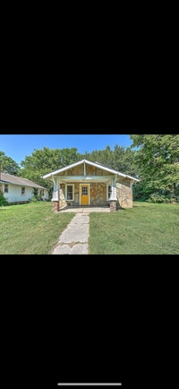 Building Photo - Available July 1st!  2-bedroom, 1-bathroom...