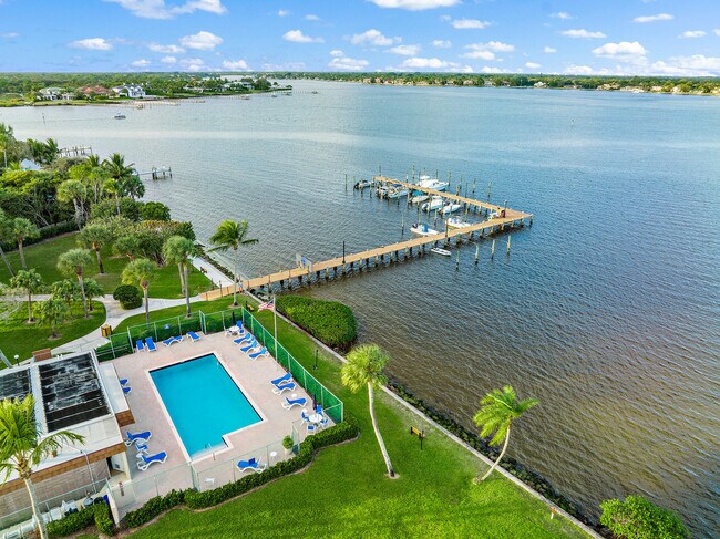 Building Photo - 825 Center St