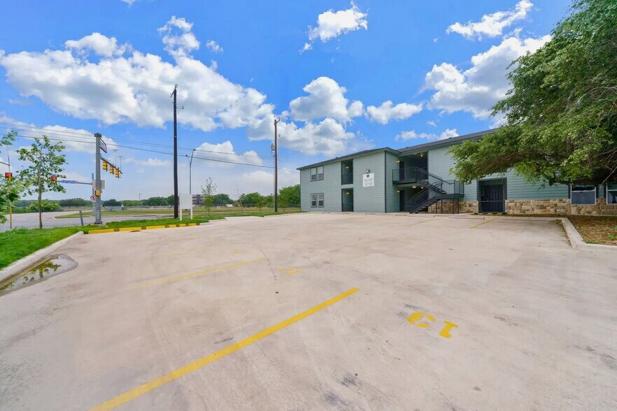 Building Photo - 903 Canterbury