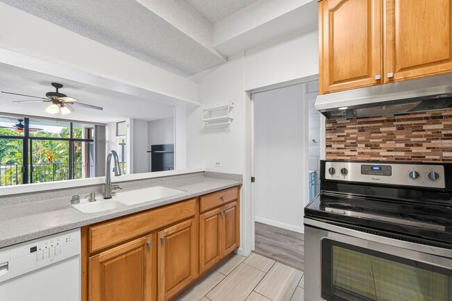 Building Photo - Kailua - End unit - amenities gallore - 3 bed, 2 bath Available NOW !