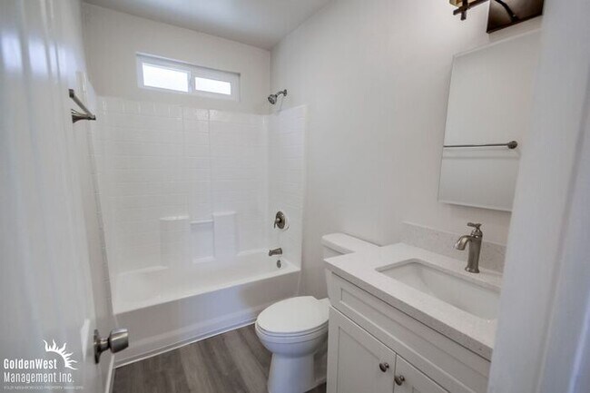 Building Photo - Remodeled 2Bdm 1Ba Apartment with Spacious Yard in La Mesa