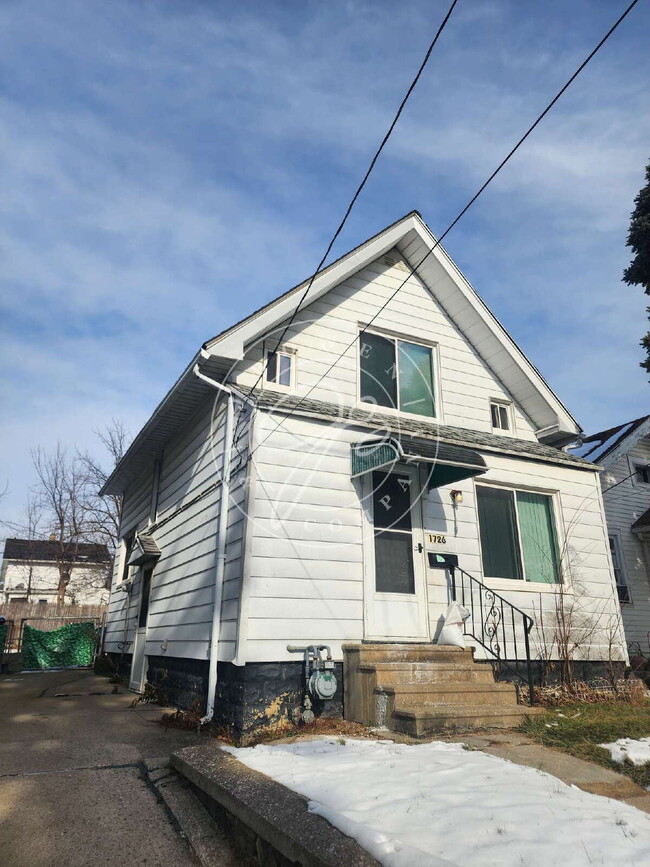Building Photo - Must-See 2-Story, 2-Bedroom Home with Fenced Yard