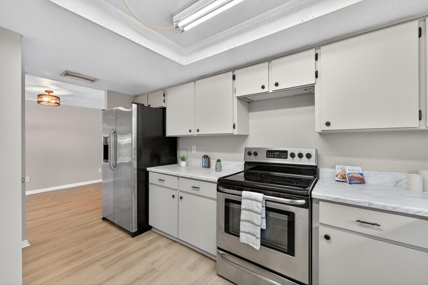 Building Photo - 1712 Village Ct