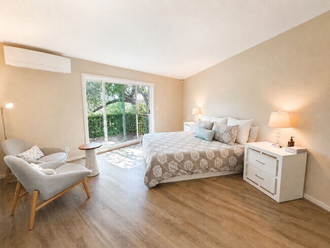 Building Photo - Renovated Los Gatos Retreat Backing to Oak Meadow Park