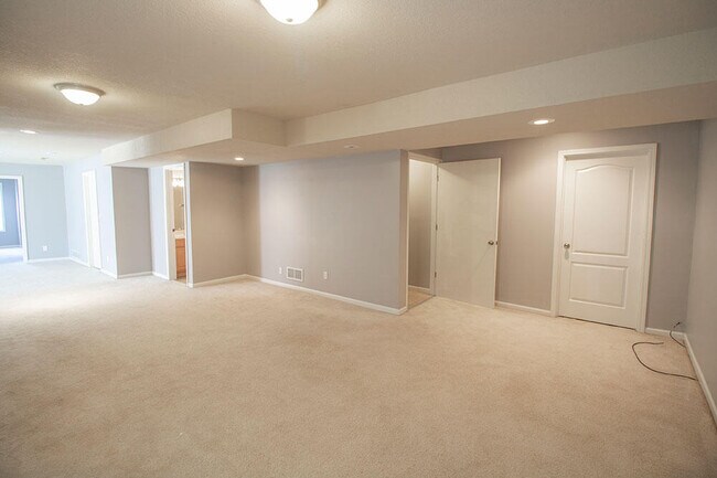 Building Photo - 208 Jackal Dr