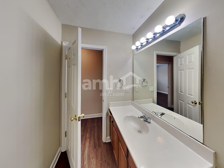 Building Photo - 8026 Meadowview Ln