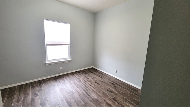 Building Photo - Great Near North Valley Home! No carpet! O...