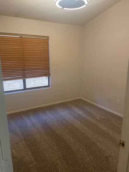 Building Photo - 244 W Goldfinch Way