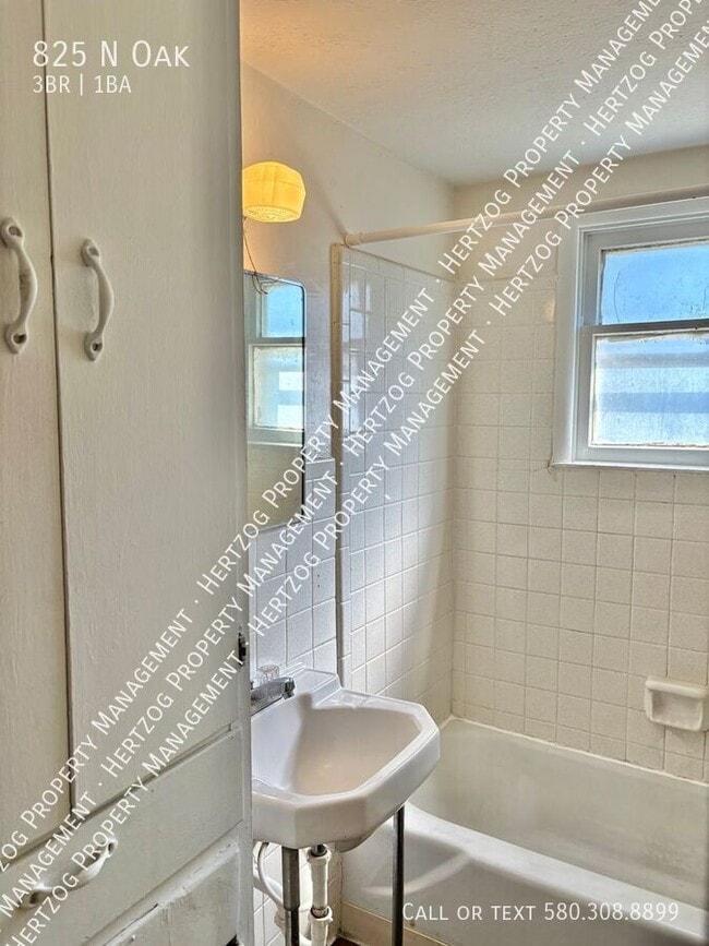 Building Photo - 825 N Oak-