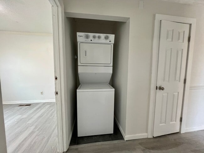Building Photo - ***MOVE IN SPECIAL - $300 OFF FIRST MONTHS...