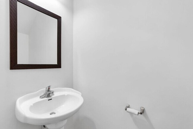 Building Photo - 3 bedroom 2.5 bath townhome in Carriage Sq...
