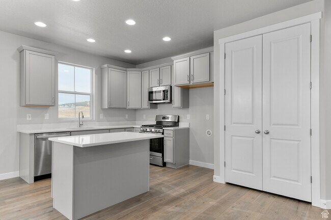 Building Photo - 6811 N Desert Crk