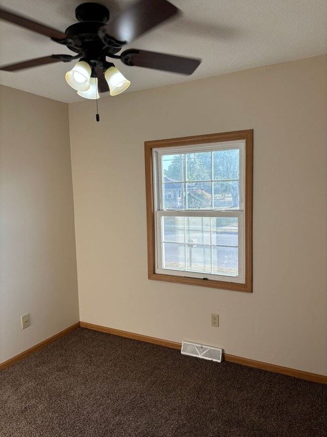 Building Photo - 3 Bedroom, 3.5 Bath w/Garage Single Family Home in Camanche, IA