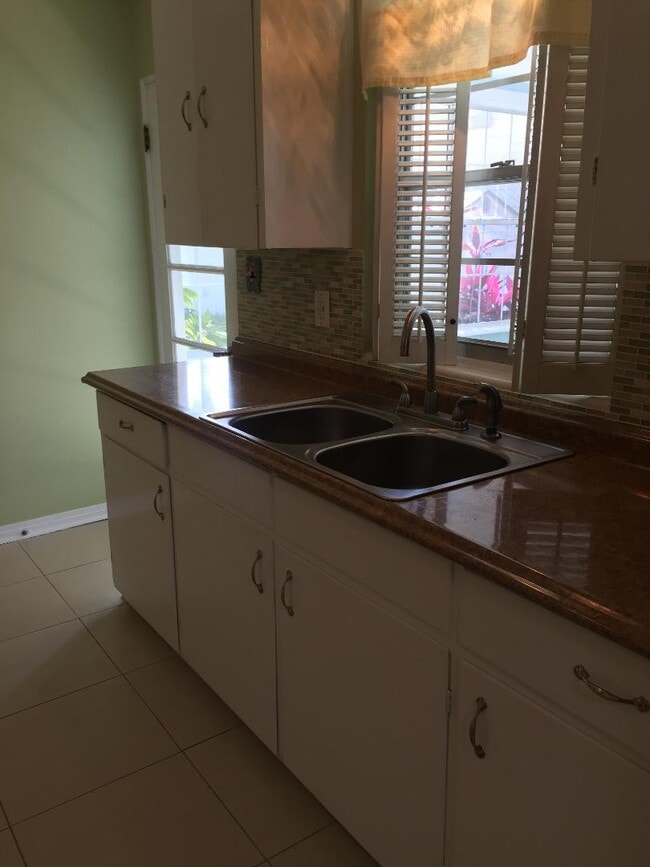 Building Photo - 612 Stetson St