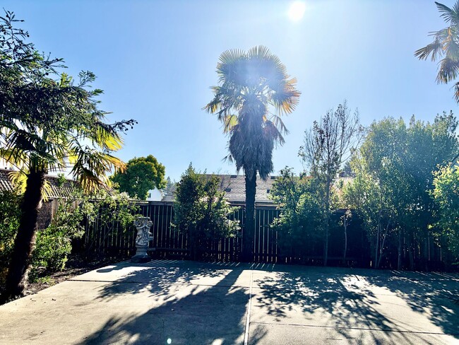 Building Photo - House like 2bed/1.5 Bath Condo with Spacious Corner Yard and 2 Car Garage