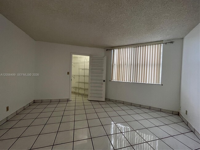 Building Photo - 215 Lake Pointe Dr