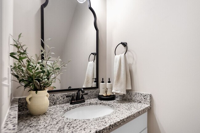 Building Photo - 2 Bed 2.5 Bath Townhome