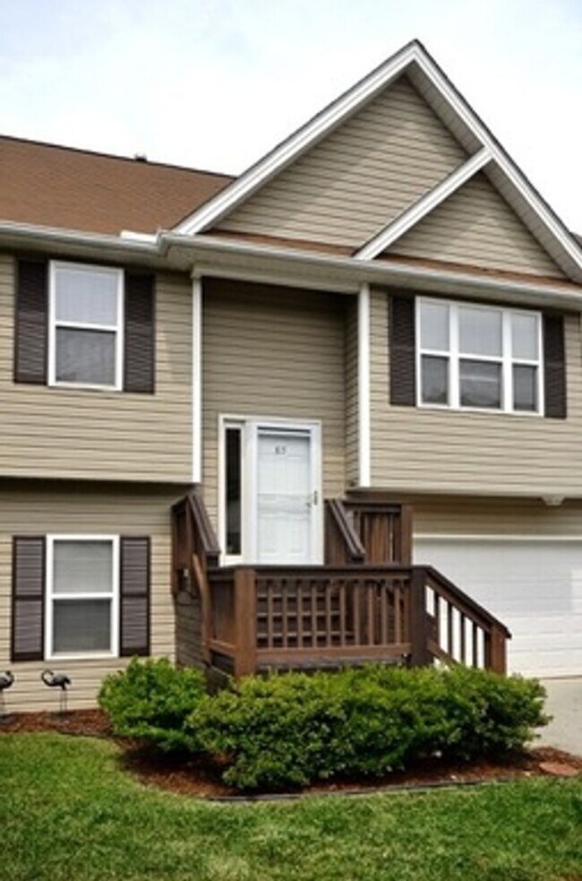 Building Photo - West AVL - Spacious Home in Scenic Bluff S...