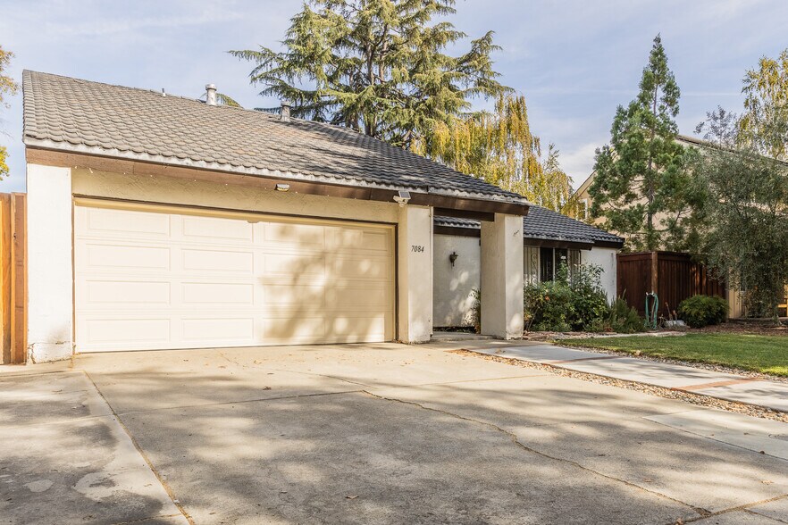 Building Photo - 7084 Via Ramada