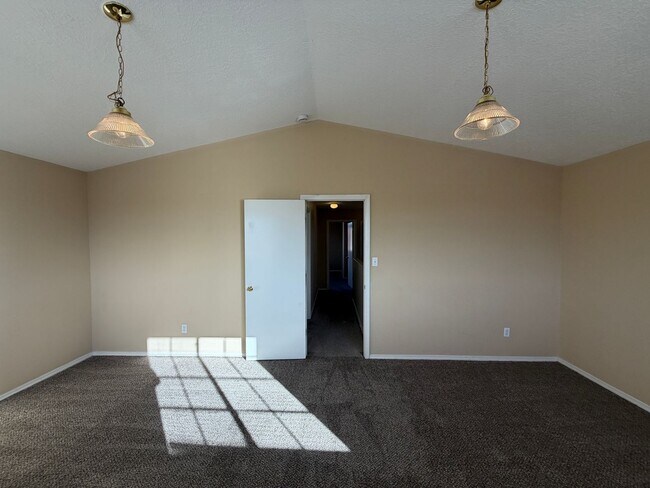 Building Photo - 4 Bedroom Home Available Near Unser Blvd NW & McMahon Blvd!