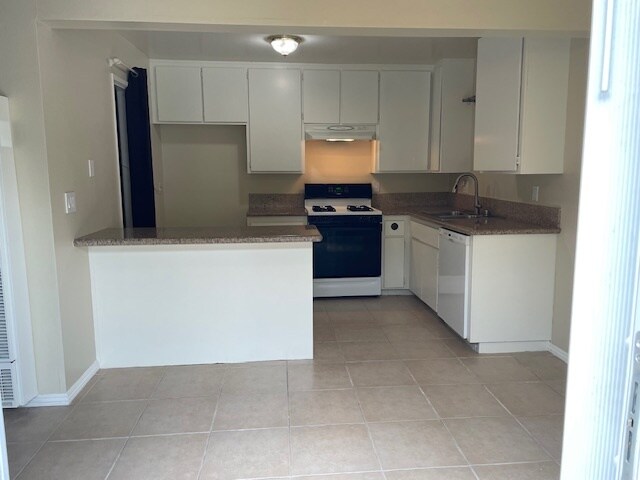 Kitchen gas range and dishwasher - 16522 Hillview Cir