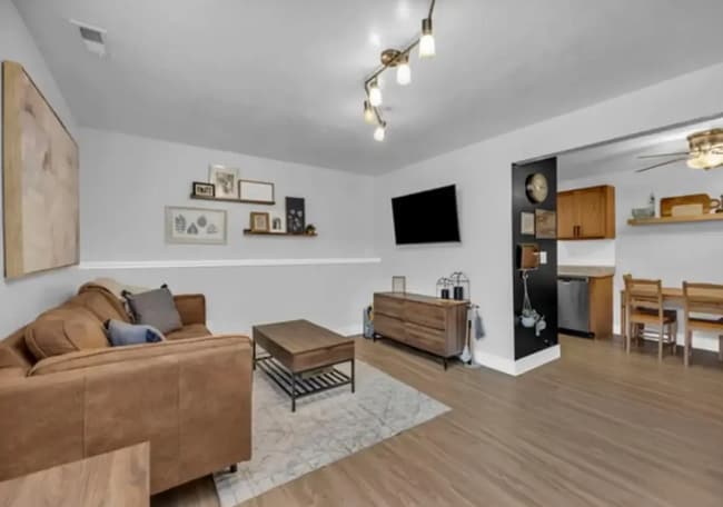 Primary Photo - Modern Comfort Meets Convenience in Salt L...