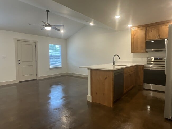 Building Photo - 533 Bradburn Rd