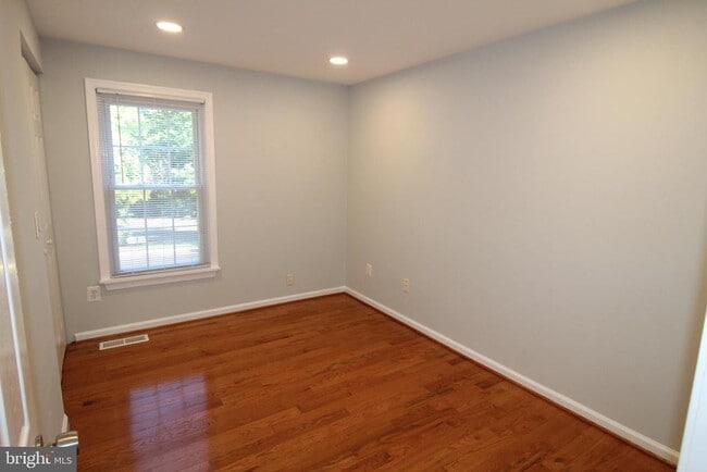 Building Photo - 10089 Bunker Woods Ct