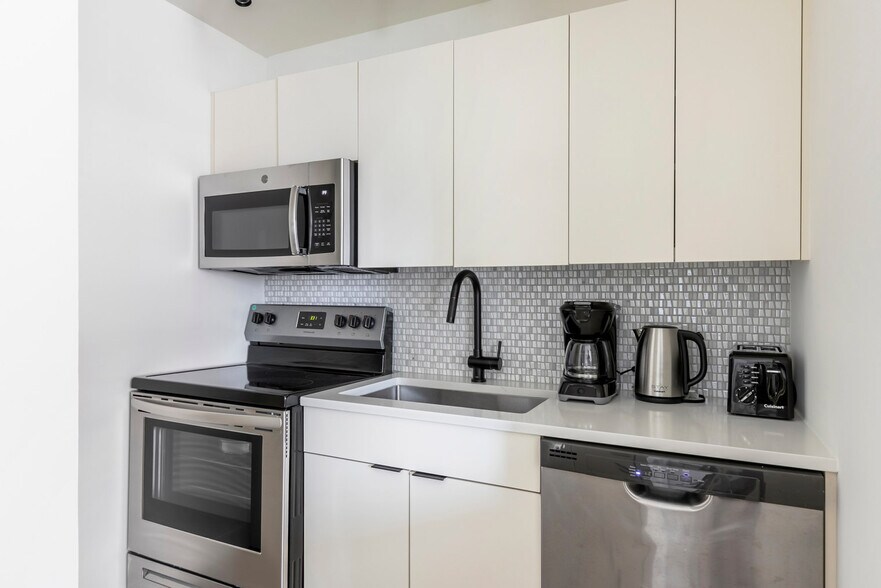 Building Photo - 21 E Chestnut St