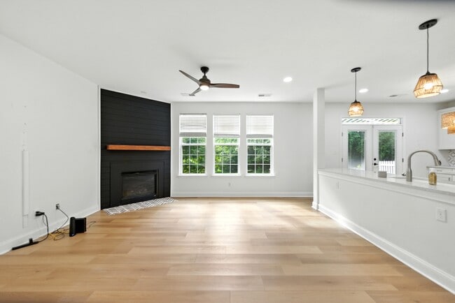 Building Photo - 3018 Silver Charm Cir