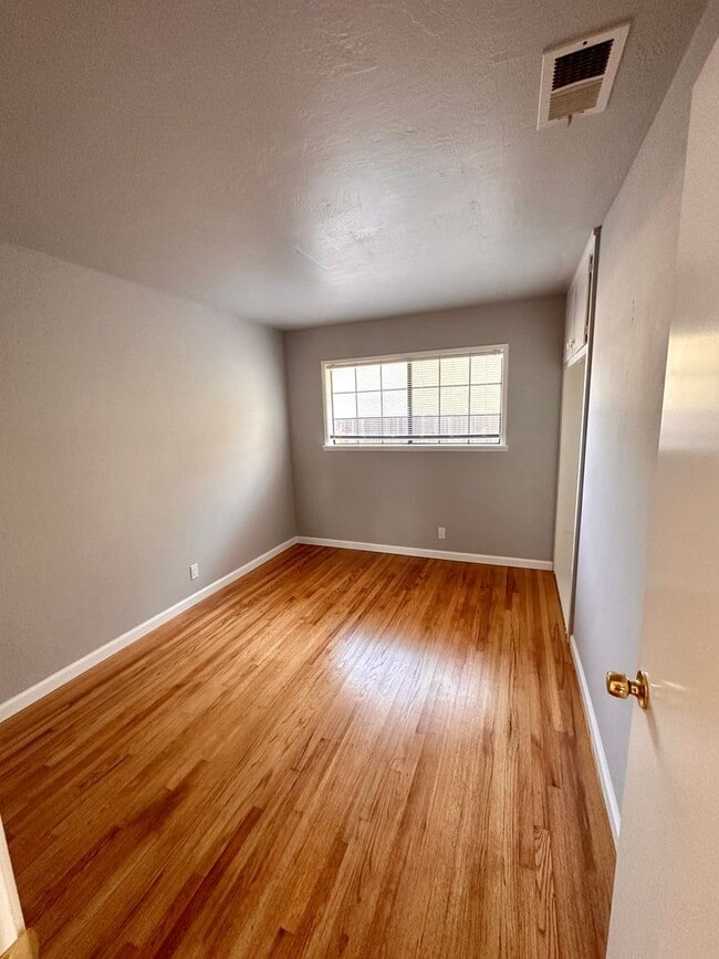 Building Photo - PET FRIENDLY Spacious 3 Bedroom 2 Bath! **...