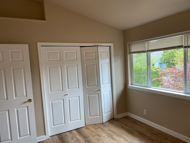 Building Photo - 688 E Beacon Dr