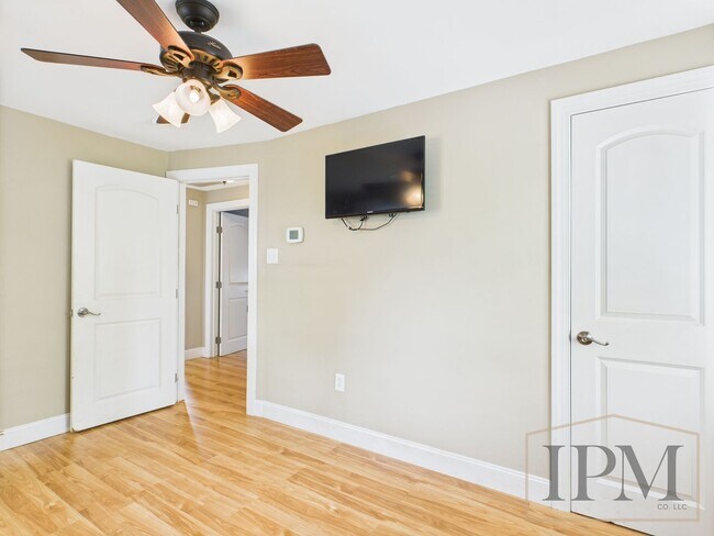 Building Photo - Available Now - Spacious 3-bedroom Home Lo...
